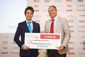 En la pasada edición de los Premios, Jesús García Urbano, director de Ortoplus, entregó el cheque al Dr. Jorge Arbiza, en representación del ganador, el Dr. Daniel Manzano.