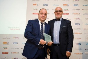 Marcial Hernández, director general de VP20, entregando el trofeo al Dr. Ignacio Alonso Martínez, ganador de la última ediciónde los premios en la categoría de Clínica del Futuro.