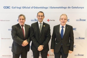 El presidente del COEC, el Dr. Antoni Gómez flanqueado por Juan Manuel Molina, director general de Henry Schein en España –izda.– y Josep Quitet, vicepresidente autonómico de la Cruz Roja en Cataluña.