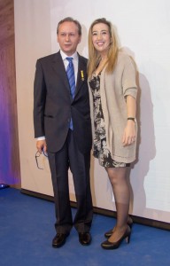 La Dra. Carmen Martín entregando la Medalla de Oro al Mérito Científico al Dr. José Vicente Bagán.