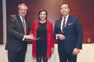 Encarnación Guillén Navarro, consejera de Sanidad, entre los doctores José María Suárez Quintanilla -izda.- y Óscar Castro, presidente del Colegio de Dentistas de Murcia.
