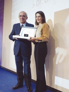 El Dr. José Carlos de la Macorra recogiendo, de manos de la Dra. Natalia Navarrete, la Medalla de Oro al Mérito Colegial entregada a su padre, el Dr. Luis de la Macorra Revilla.