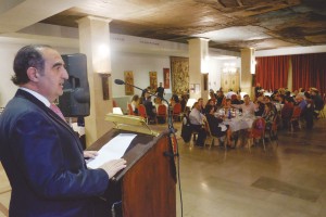 El Dr. José Sevilla dirigiéndose a sus colegiados.