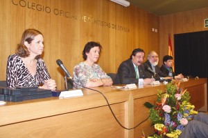 De izda. a dcha., Blanca Loscertales, María Luisa Tarilonte y Luis Cáceres, secretaria, vicepresidenta y presidente del Colegio de Odontólogos y Estomatólogos de Sevilla; Juan Bautista, presidente del Colegio de Médicos de Sevilla y Antonia Domínguez, vicedecana de área de Prácticas Clínicas de la Facultad de Odontología de la Universidad de Sevilla.