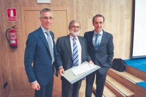 De izda. a dcha., los doctores Eugenio C. Grano, presidente de la Comisión Científica del COEM; Javier García Barbero, catedrático de la UCM; y Antonio Montero, presidente del COEM.