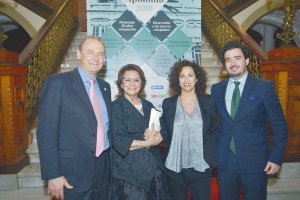 Los premiados, con el Dr. José Manuel Navarro, presidente del COELP -dcha.-.