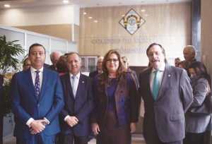 De izda. a dcha., el presidente del Consejo General de Dentistas, Óscar Castro; el presidente del Colegio de Dentistas de Córdoba, Rafael Roldán; la delegada territorial de Igualdad, Salud y Políticas Sociales, M. Ángeles Luna, y el presidente del Consejo Andaluz de Colegios de Dentistas, Luis Cáceres.