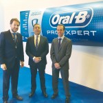 Jorge Machín, de Oral-B; y los doctores Óscar Castro y Antonio Montero, presidentes del Consejo General de Dentistas y del Colegio de Odontólogos y Estomatólogos de la I Región, respectivamente.