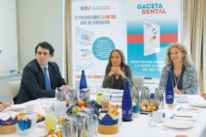 Lo doctores Miguel Ángel Perea y Sayuri Akagi, y la higienista bucodental Sol Archanco, en un momento del desayuno de trabajo que trató la situación de la Periodoncia.
