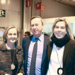 El presidente de Peldaño, Ignacio Rojas, con Margarita Alfonsel e Isabel Dávila, de Fenin.