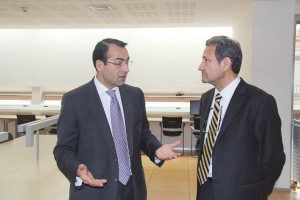El Dr. Antoni Gómez, presidente del COEC, charlando animadamente con José Luis del Moral, director de GACETA DENTAL.