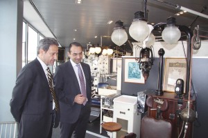 El Dr. Antoni Gómez ejerció de perfecto anfitrión en la visita de GACETA DENTAL al COEC. En la foto, contemplando alguna de las piezas del Museo Odontológico ubicado en la sede colegial.