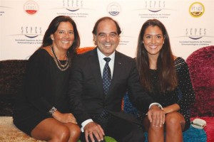 El Dr. Juan Ignacio Rodríguez, entre su esposa, la Dra. Violeta Mazón –izda.–, y su hija, la Dra. Marta Rodríguez Mazón.