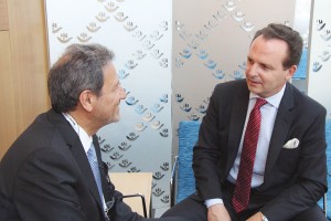 José Luis del Moral, director de GACETA DENTAL, charlando con el Dr. Adrián Guerrero.