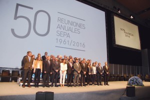 Foto de familia de los integrantes de la Sociedad Española de Periodoncia (SEPA) durante la celebración de la 50ª Reunión Anual y la 6ª Reunión de Higiene Bucodental de 2016 que tuvieron lugar en Valencia. 