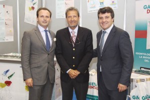 De izda. a dcha., el Dr. Adrián Guerrero, nuevo presidente de SEPA, José Luis del Moral, director de GACETA DENTAL, y el presidente saliente de la sociedad, el doctor David Herrera.