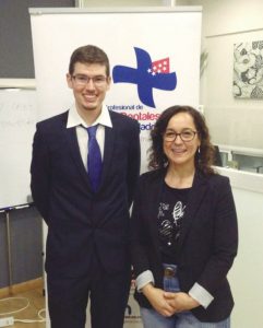 El Dr. Emilio Gil, dictante de uno de los cursos, y Leonor Martín-Pero, del Colegio de Higienistas Dentales de Madrid.