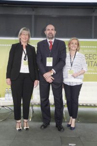 De izda. a dcha., Mª Luz López-Carrasco, presidenta de Fenin; Enrique Verdeguer, director de ESADE Madrid, y Margarita Alfonsel, secretaria general de Fenin.