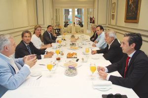 El encuentro, centrado en el tema de las relaciones entre clínicos y protésicos, reunió a destacados profesionales de dichos ámbitos.