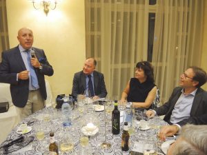 Pedro Pablo Rodríguez se dirige a los asistentes en presencia de Juan Antonio Chiva, Sonia Gómara (directora gerente de Ivoclar Vivadent) y Ángel Molina.