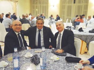 Carlos Machuca (izda.) y Joaquín Madrueño (dcha.), presidente y vocal del colegio de protésicos dentales de Madrid, respectivamente, flanquean a Juan Manuel Molina, presidente de Fenin Dental.