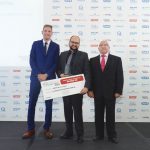 De izda. a dcha. José Martínez; David González Alarcón y José María Herranz, presidente 
honorario de GACETA DENTAL, quien entregó el trofeo al 
ganador.