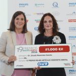 Laura del Valle, country leader professional oral Health Iberia de Procter & Gamble, empresa fabricante de Oral-B, firma 
patrocinadora del premio, dio el talón valorado en 1.000 euros a la ganadora.