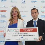 Raquel Durán, responsable de 
relaciones institucionales de Sweden & Martina, entregó el cheque con 5.000 euros en 
material dental al ganador, el Dr. Jorge Ripollés.