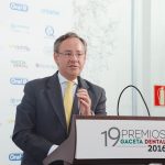 Mariano Sanz y José María Fonollosa, Premios Especiales GACETA DENTAL, dirigiendo unas palabras a los asistentes.