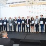 Foto de familia de los premiados con el cepillo eléctrico con el que les obsequió Oral-B.