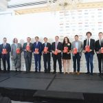 Foto de familia de los galardonados en los 19 Premios GACETA DENTAL con un regalo cortesía de Colgate.
