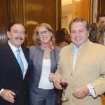 El Dr. Andrés Sánchez Turrión, con su mujer, Milagros Monescillo, y el Dr. Francisco Holgado.