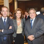El Dr. Antonio Montero, María José Sánchez (Ifema) 
y Juan Manuel Molina (Henry Schein/Fenin Dental).