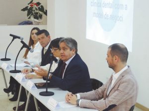 Los participantes de la mesa redonda durante su intervención. De izda. a dcha: Xènia Sánchez, higienista dental; Juli Izquierdo, higienista dental y propietario de ASODENT; Montserrat Conill, presidenta de AHIADEC y moderadora de la mesa redonda; Juan Manuel Molina, director general de Henry Schein y Daniel González, higienista y gerente de la clínica Asistencia Dental Europea.