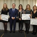 Javier Castrodeza, junto a Mercedes Alberdi, en la entrega de los premios a los mejores pósteres y comunicación oral.