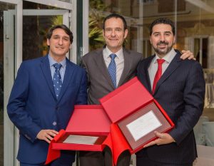 David Gallego (izda.) recibe el galardón de Eduard Valmaseda.