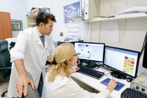 El Dr. Toledano Pérez dirige el grupo de investigación «Análisis de superficies e interfases adhesivas en sustratos de interés odontológico».