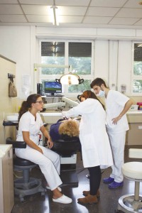 El prestigio y experiencia del profesorado es uno de los criterios Clave a la hora de elegir una institución y programa.Foto: Facultad de Medicina y Odontología de la Universidad de Valencia.