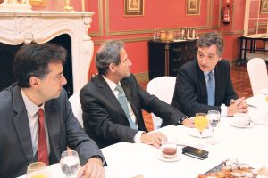 De izq. a dcha., el doctor Bernardo Perea Pérez, José Luis del Moral y el doctor Jaime Sánchez Calderón en un momento del desayuno.