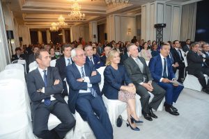 El Dr. Antonio Montero, presidente del COEM; el Dr. José Carlos de la Macorra, decano de la Facultad de Odontología y presidente de la Conferencia de Decanos de las Facultades de Odontología de España; Margarita Alfonsel, secretaria general de la Federación de Empresas de Tecnología Sanitaria (Fenin); Ignacio Rojas, presidente de Peldaño, y el Dr. Óscar Castro, presidente del Consejo General de Dentistas de España.