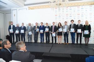 Foto de familia de los premiados con el cepillo eléctrico con el que les obsequió Oral-B.