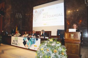 De pie, Margarita Alfonsel, secretaria general de Fenin, encargada de conducir el acto, junto con el resto de miembros de la mesa presidencial.