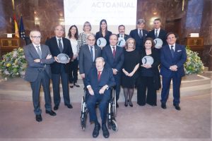 El secretario general de Sanidad y Consumo, José Javier Castrodeza; el doctor Juan Manuel Laborda y el resto de personalidades y galardonados en el VIII Acto Anual de la Fundación Tecnología y Salud.