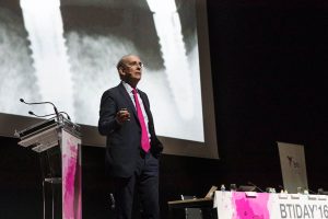 El Dr. Eduardo Anitua, durante su intervención en Madrid.